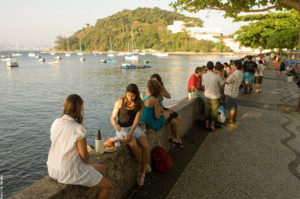 Aperitivos servidos na mureta de predra junto à Baía de Guanabara, pelos garçons do Bar Urca, eleito "O melhor da orla" pela Veja Rio em 2008.