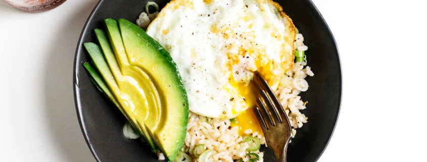 rice-bowl-with-fried-egg-and-avocado-940x560
